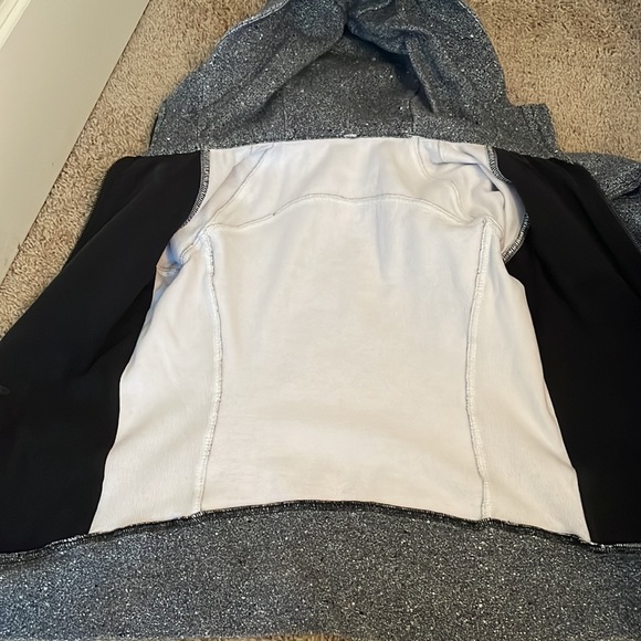 Like new lululemon full zip scuba hoodie. Size 4 - Picture 5 of 5